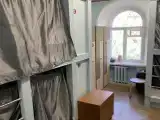 Кровать в общем номере (мужской номер) с красивым видом из окна