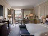 Клубный номер с видом на башни Кремля с одной кроватью King и доступом в The Carlton Club