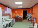 Кровать в общем номере с видом на внутренний двор