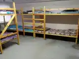 Кровать в общем номере с красивым видом из окна