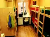 Кровать в общем номере (женский номер) с красивым видом из окна