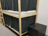 Кровать в общем номере с красивым видом из окна