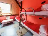 Кровать в общем номере (мужской номер) с красивым видом из окна