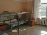 Кровать в общем номере с красивым видом из окна