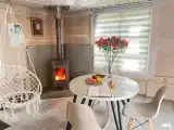 Кантри с закрытой верандой и камином