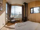 Зеркальный дом с красивым видом из окна