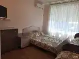 Комната стандарт с 2 односпальными и 1 двуспальной кроватью