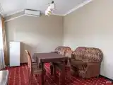 Номер люкс семейный с 1 односпальной и 2 двуспальными кроватями