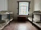 Кровать в общем номере с красивым видом из окна