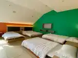 Номер с 1 двуспальной и 3 односпальными кроватями с окном (401,403)