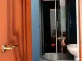 Трехместный однокомнатный номер с балконом вид на сад
