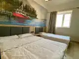 Номер с тремя кроватями c окном (1 двуспальная + 1 односпальная) (405,408)