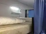 Кровать в общем номере с видом на внутренний двор