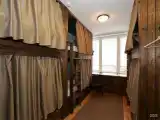 Кровать в шестиместном номере с ванной комнатой