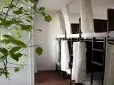 Кровать в общем номере (мужской номер) с балконом и с красивым видом из окна