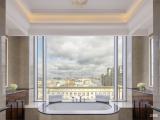 Клубный номер с панорамной ванной с одной кроватью King и доступом в The Carlton Club