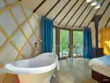 Юрта с ванной на ножках