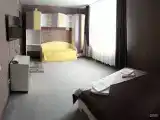 Семейный номер с двухместной кроватью, тахтой и диваном