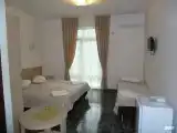 Комната стандарт с 1 односпальной и 1 двуспальной кроватью c балконом