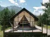 Тент-хаус у реки