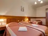 Трехместный номер эконом+ с общей ванной комнатой