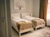 Трёхместный номер с двумя односпальными кроватями и диван-кроватью