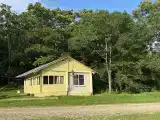Коттедж эконом с 2 односпальными и 1 двуспальной кроватью