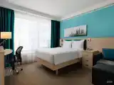 Номер с видом на сад и двуспальной кроватью