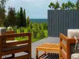 Студия с видом на лес и боковым видом с террасы на море