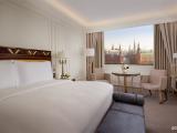 Клубный номер с видом на Красную площадь с одной кроватью King и доступом в The Carlton Club