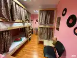 Кровать в общем номере (женский номер) с красивым видом из окна