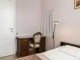 Номер люкс улучшенный с 1 односпальной и 1 двуспальной кроватью