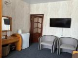 Двухкомнатный семейный номер с одной двуспальной и тремя односпальными кроватями