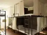 Кровать в общем номере с красивым видом из окна