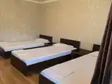 Кровать в общем номере с видом на внутренний двор