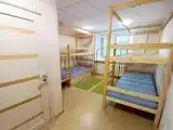 Кровать в 6-местном общем мужском номере ВЕРХНИЕ