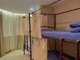 Кровать в общем номере (женский номер) с красивым видом из окна