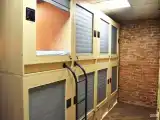 Кровать-капсула в общем номере для мужчин и женщин