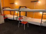 Кровать в мужском номере с 8 кроватями
