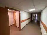Кровать в общем номере с красивым видом из окна