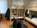 Кровать в общем номере (мужской номер) с красивым видом из окна