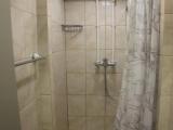 Кровать в общем номере (мужской номер) с красивым видом из окна