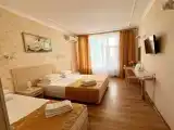 Трехместный номер с двуспальной и односпальной кроватями