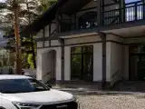 Вилла с балконом и с красивым видом из окна