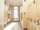 Кровать в 8-местном женском номере с санузлом