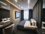 Номер люкс семейный с 1 двуспальной кроватью и диваном