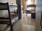 Кровать в мужском номере с 3 двухъярусными кроватями и 1 односпальной кроватью (общие удобства)