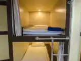 Кровать-капсула в общем 6-местном номере для женщин