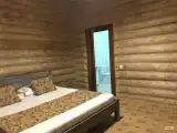 Номер в деревянном домике с одной 2-спальной кроватью и кухней