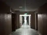 Кровать в общем номере (мужской номер) с видом на город